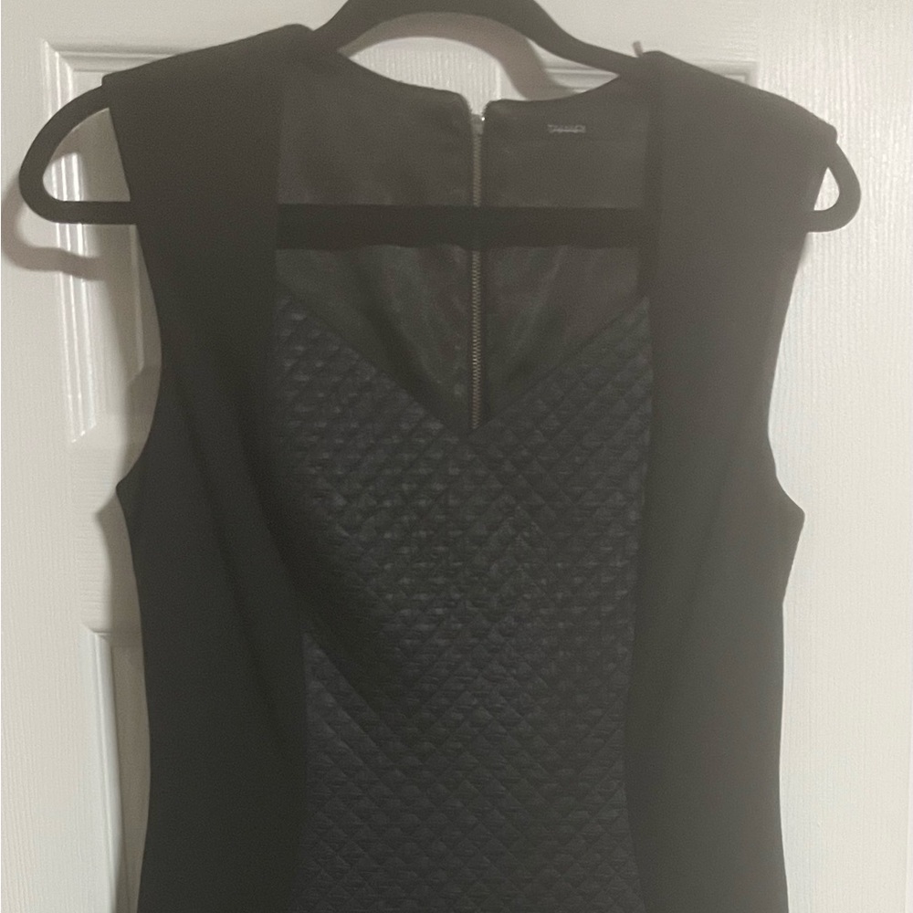 Preowned TAHARI BLACK SLEEVELESS DRESS 
TAG IS REMOVED FITS size 8